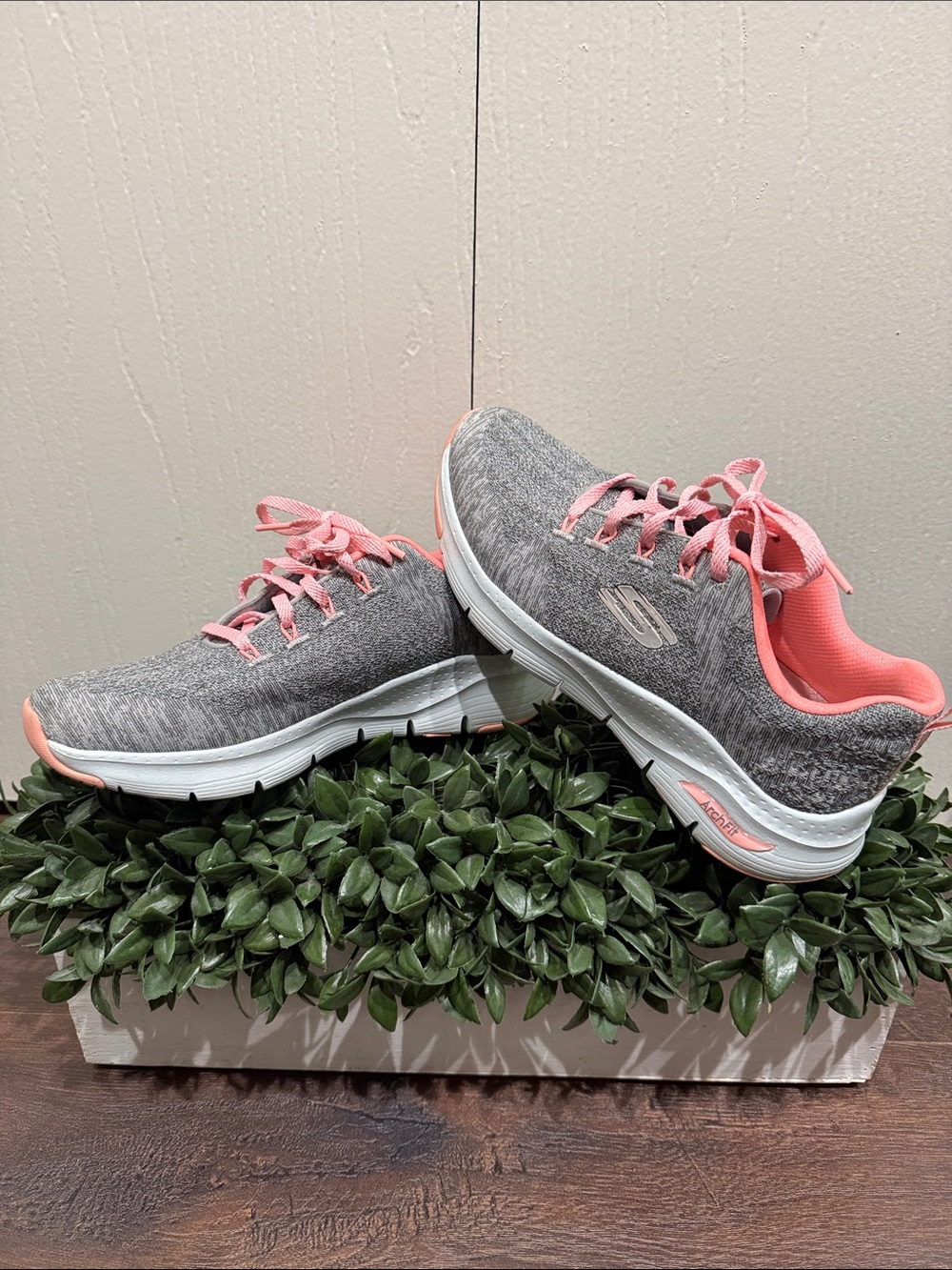 Skechers Women's Arch Fit Comfy Wave Lace Up Shoes
Gray/Pink Size 6.5 - Picture 4 of 8